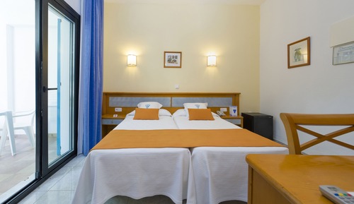 Habitación básica con 1 cama doble o 2 individuales, balcón, planta baja