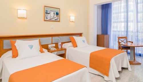 Habitación con 1 cama doble o 2 individuales, balcón, vistas al jardín