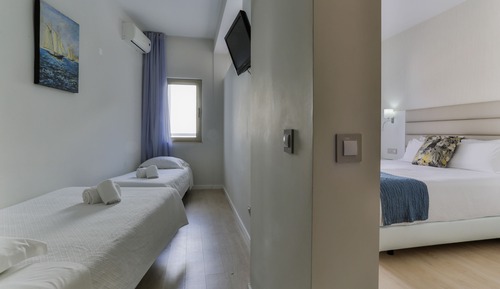 Habitación familiar, vistas parciales al mar