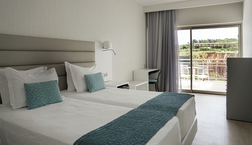 Habitación estándar con 2 camas individuales, vistas parciales al mar