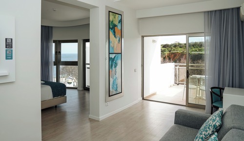 Suite junior, vistas parciales al mar