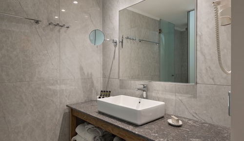 Habitación superior con 1 cama doble o 2 individuales, vistas a la piscina