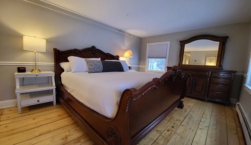 Main Inn - 1 King Bed