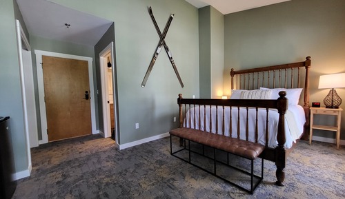 Main Inn - 1 Queen Bed w/Balcony (No Pets)