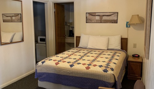 Habitación triple (One queen bed and two double beds)