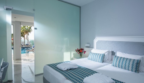 Suite familiar, piscina privada, vistas parciales al mar