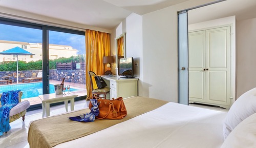 Suite ejecutiva, piscina privada, vistas parciales al mar
