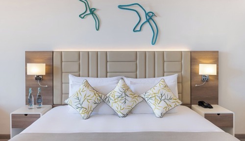 Beachfront Residence One Bedroom with Signature Lounge Access & Butler Service-Free Shuttle to Malls