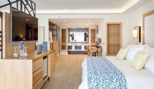 Suite Gold Level, Jacuzzi, Exterior 2 adults and 1 child