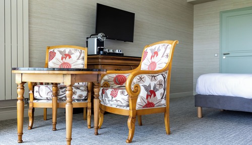 Habitación superior con 1 cama doble o 2 individuales, balcón, vistas al jardín