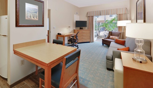 Suite, 1 habitación, no fumadores (1 King w/sleeper sofa &Roll-In Shower)