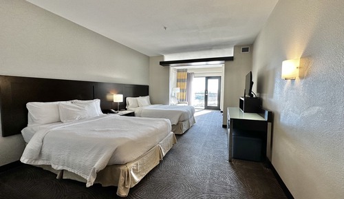 Suite, varias camas, balcón (Mobility/Hearing Accessible, Tub)