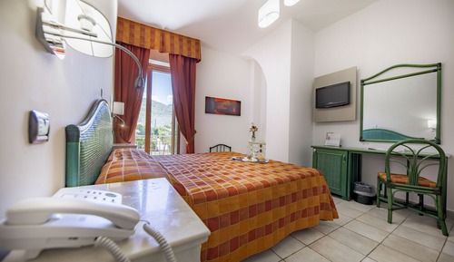 Habitación superior con 1 cama doble o 2 individuales, vistas al jardín