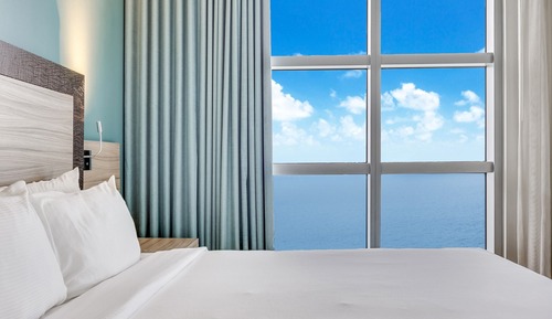 Deluxe One Bedroom Oceanfront Suite 