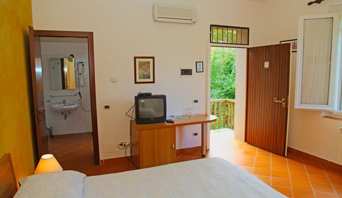 Habitación económica con 1 cama doble o 2 individuales, vistas al parque