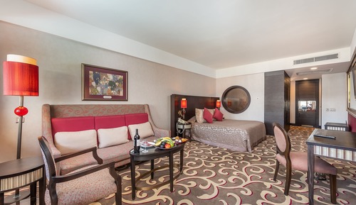 Lake Family Room, Pool Access