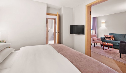 Apartamento superior, balcón, en edificio anexo