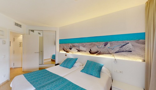 Swim Up Suite