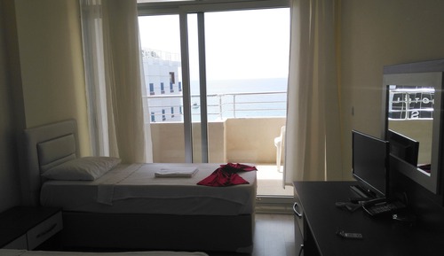 Habitación estándar con 1 cama doble o 2 individuales, vistas a la piscina