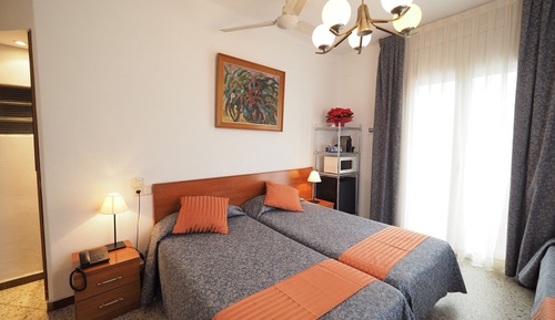Habitación triple, balcón