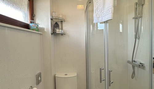 Habitación con 2 camas individuales, baño privado, vistas al lago (Room 22, 1st Floor)