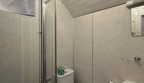 Habitación con 2 camas individuales, baño privado (Room 9, 1st Floor)