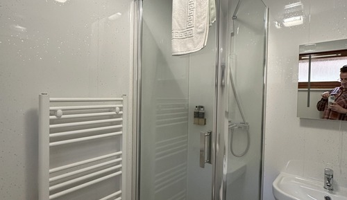 Habitación con 2 camas individuales, baño privado (Room 21 Annex)