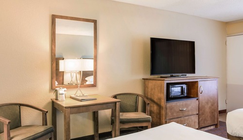 Room, 2 Queen Beds, Non Smoking, Courtyard View