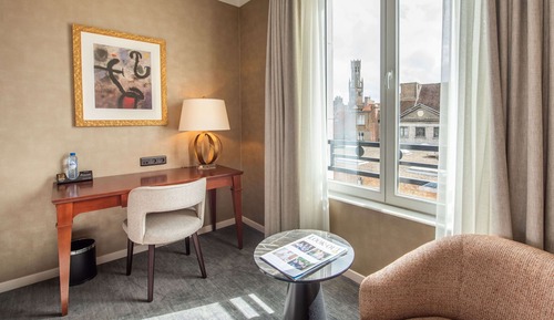 Habitación superior con 1 cama doble o 2 individuales, vistas a la ciudad