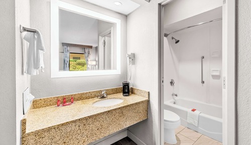Habitación estándar, 2 camas dobles, no fumadores, frigorífico y microondas (Pet Friendly)