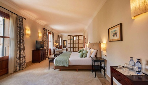 Suite junior (Tramuntana, 2 Adults + 1 Child)