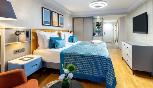 Habitación superior con 1 cama doble o 2 individuales, vistas parciales al mar