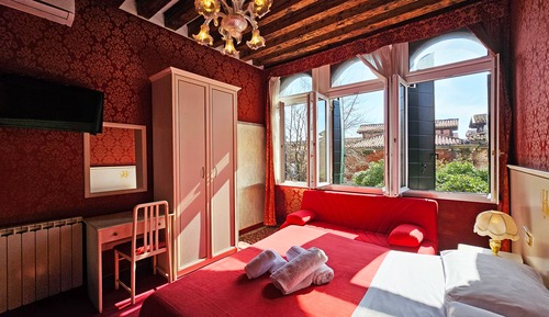 Habitación cuádruple clásica (with Private External Bathroom)