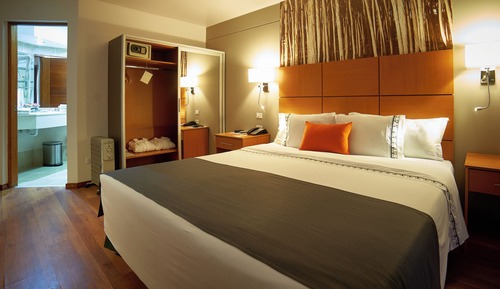 Habitación superior, 1 cama de matrimonio grande, baño privado