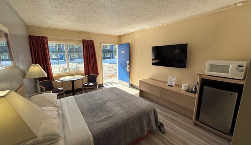 Classic Room, One Queen Bed