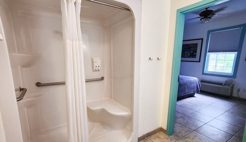 Habitación básica, 1 cama de matrimonio grande, frigorífico y microondas