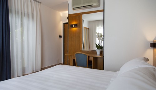 Habitación con 1 cama doble o 2 individuales, vistas al jardín