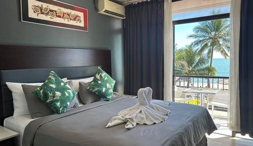 Habitación, balcón, frente al mar