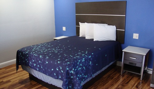 One Queen Bed, Accessible, Non-Smoking (Roll-In Shower)