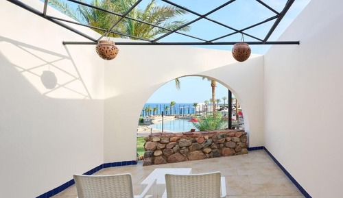 Habitación estándar con 2 camas individuales, balcón, vistas parciales al mar