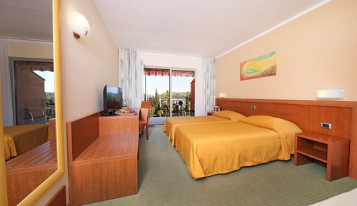 Habitación superior con 1 cama doble o 2 individuales, balcón