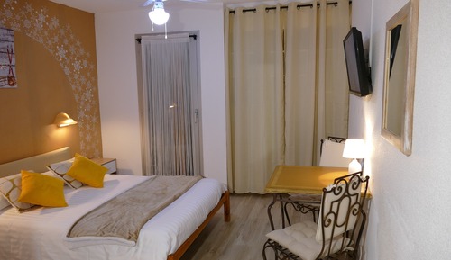 Habitación con 1 cama doble o 2 individuales, junto al lago