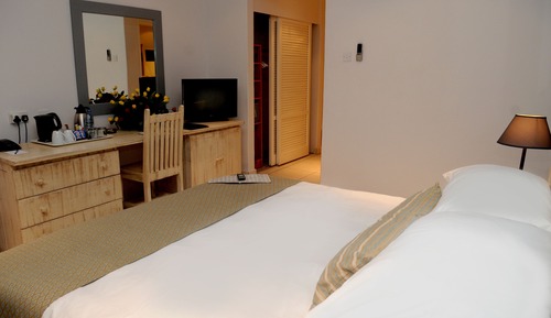 Habitación, 1 cama de matrimonio grande, acceso a la piscina, vistas al jardín