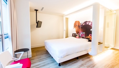 Habitación básica, 1 cama de matrimonio grande, vistas a la ciudad