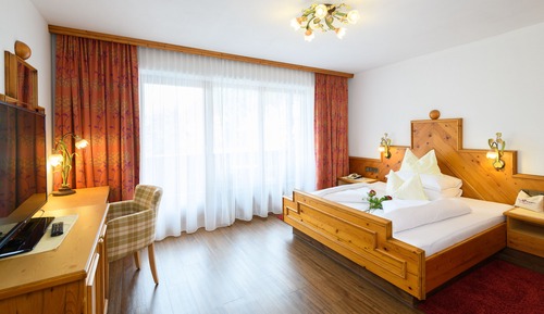 Habitación Deluxe doble, 1 cama doble con sofá cama, vistas a la montaña, en la zona del jardín