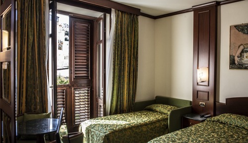 Habitación triple, 1 cama doble con sofá cama, vistas al jardín