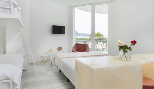 Habitación Triple lateral superior, vista mar, balcón ( 2 adultos + 1 niño)