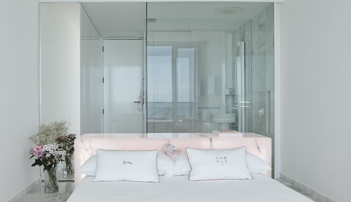 Habitación Frontal con ducha de cristal, balcón