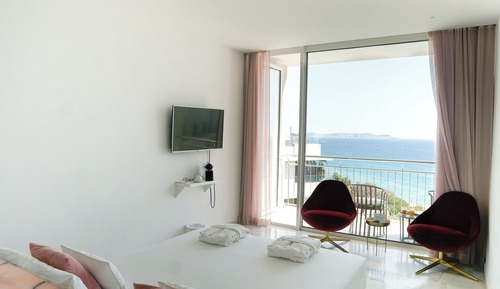 Habitación vista mar lateral, ducha de cristal, balcón
