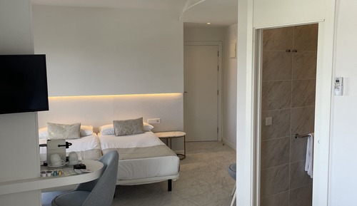 Habitación confort familiar compartida, vista piscina, balcón
